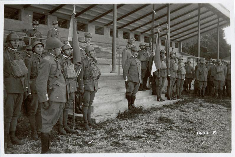 Veneto - Treviso - premiazioni - Brigata Veneto - onorificenze - ufficiali - soldati - Duca d'Aosta - generali - Diaz - 1918 (positivo) di Marzocchi, Luigi (primo quarto XX)