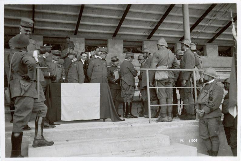 Veneto – Treviso - premiazioni - Brigata Veneto - onorificenze - ufficiali - soldati - generali - Diaz - 1918 (positivo) di Marzocchi, Luigi (primo quarto XX)