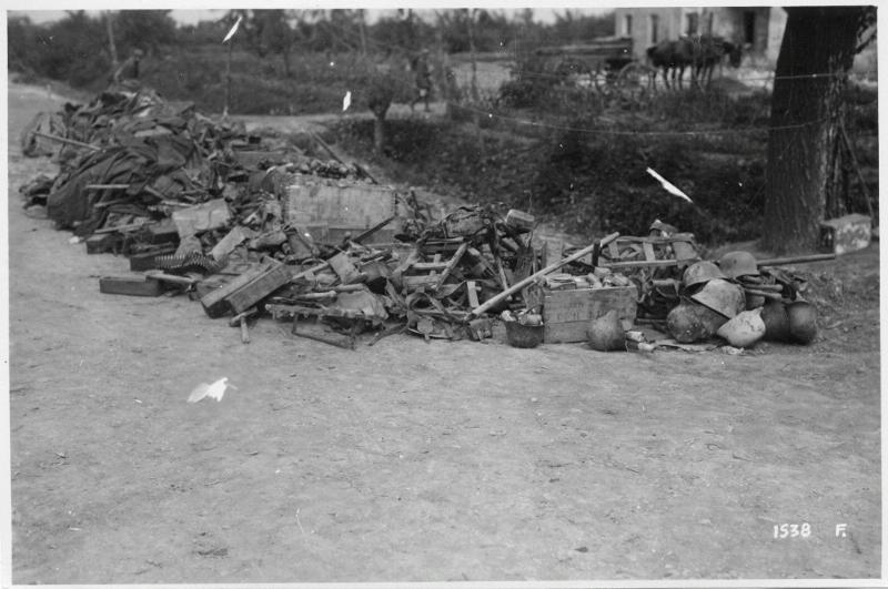 Veneto - Fossalta di Piave - materiali - casse - munizioni - elmetti - 1918 (positivo) di Marzocchi, Luigi (primo quarto XX)