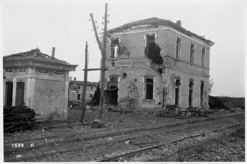 Veneto - Fossalta di Piave - stazioni ferroviarie - ferrovie - binari - edifici - macerie - rovine - 1918 (positivo) di Marzocchi, Luigi (primo quarto XX)