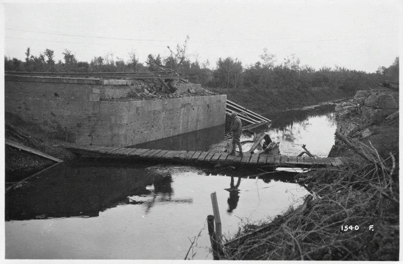 Veneto - Fossalta di Piave - canali - passerelle - rovine - macerie - ponti - legno - reticolati - 1918 (positivo) di Marzocchi, Luigi (primo quarto XX)