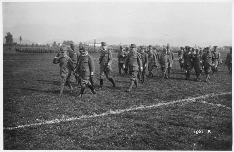 Veneto - Marostica - campo di Nole - truppe - ufficiali - premiazioni - re - 1918 (positivo) di Marzocchi, Luigi (primo quarto XX)