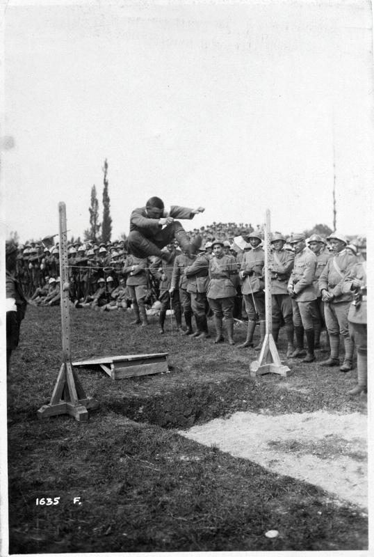 Veneto - Treviso - festeggiamenti - Brigata Veneto - esercizi ginnici - soldati - 1918 (positivo) di Marzocchi, Luigi (primo quarto XX)