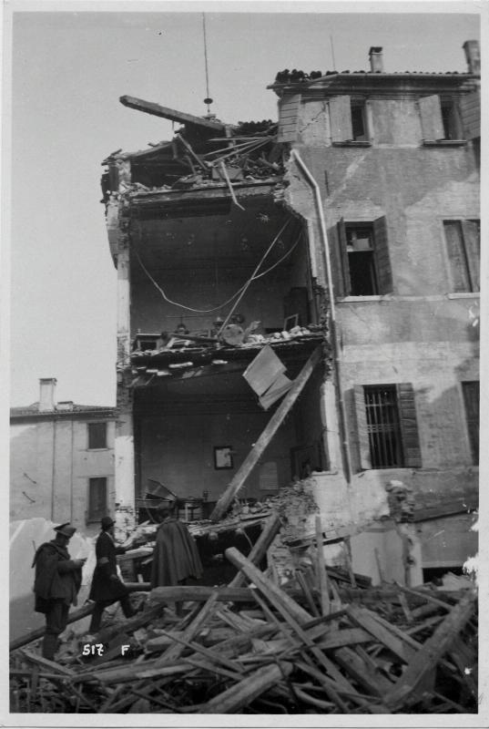Treviso - Madonnetta - incursioni aeree - bombardamenti - macerie - 1918 (positivo) di Marzocchi, Luigi (primo quarto XX)