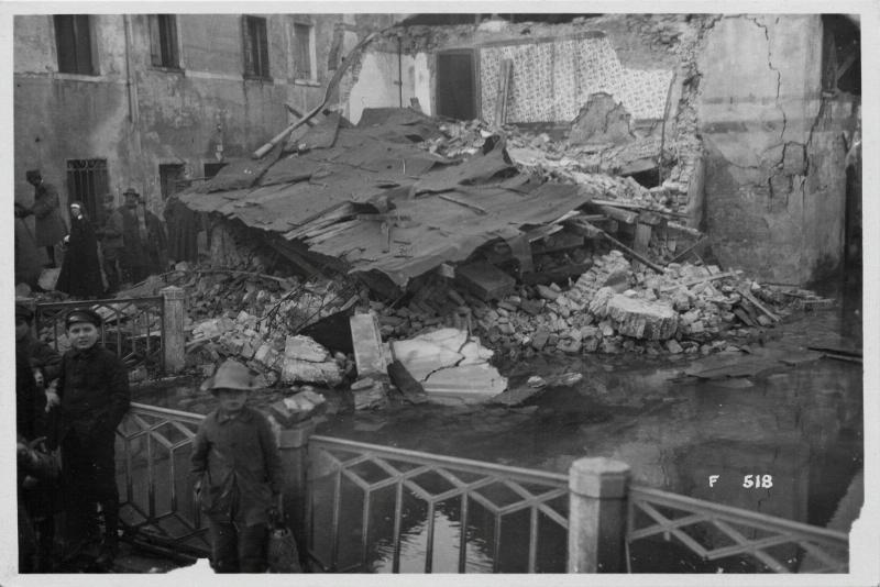 Treviso - Sile - canali - macerie - bombardamenti - incursioni aeree - 1918 (positivo) di Marzocchi, Luigi (primo quarto XX)
