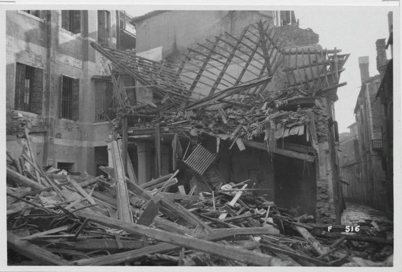 Treviso - quartiere Madonnetta - macerie - incursioni aeree - bombardamenti - 1918 (positivo) di Marzocchi, Luigi (primo quarto XX)