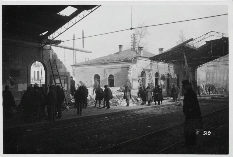 Venezia - Mestre - stazioni ferroviarie - incursioni aeree - bombardamenti - 1918 (positivo) di Marzocchi, Luigi (primo quarto XX)