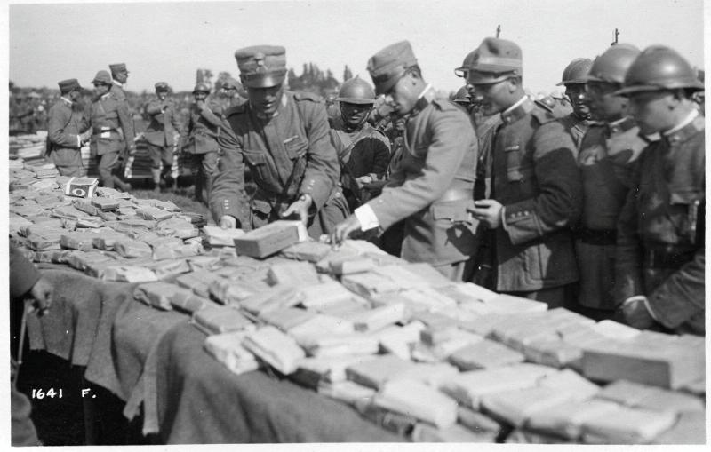 Veneto - Treviso - Brigata Veneto - ufficiali - doni - regali - 1918 (positivo) di Marzocchi, Luigi (primo quarto XX)