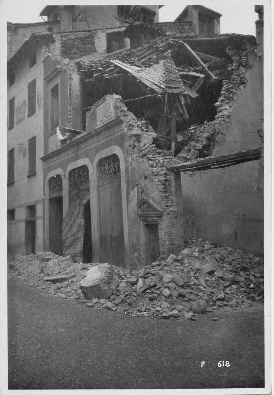 Bassano del Grappa - Piazza Grande - incursioni aeree - bombardamenti - macerie - 1918 (positivo) di Marzocchi, Luigi (primo quarto XX)