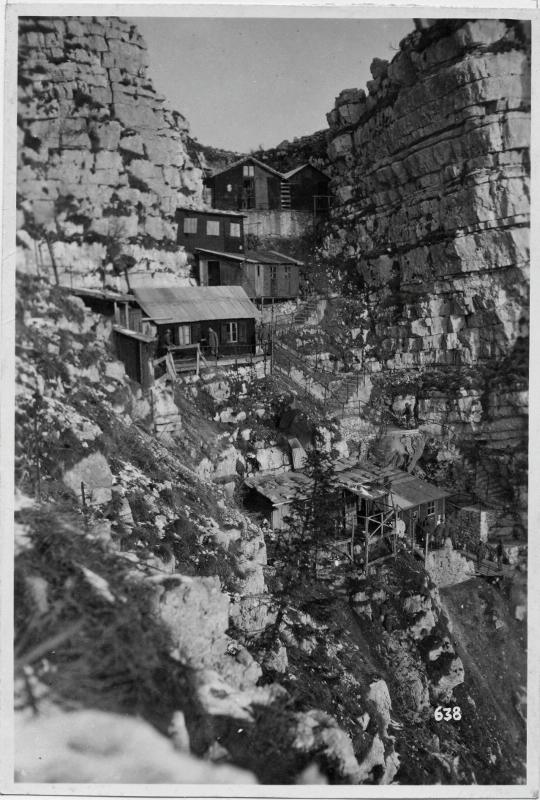 Monte Cengio - baracche - rocce - ripari - 1918 (positivo) di Marzocchi, Luigi (primo quarto XX)