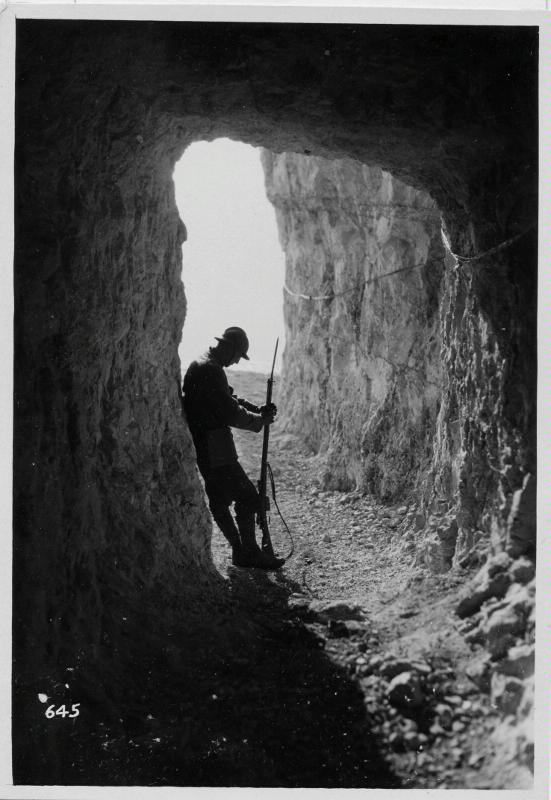 Monte Cengio - sentinelle - gallerie - 1918 (positivo) di Marzocchi, Luigi (primo quarto XX)