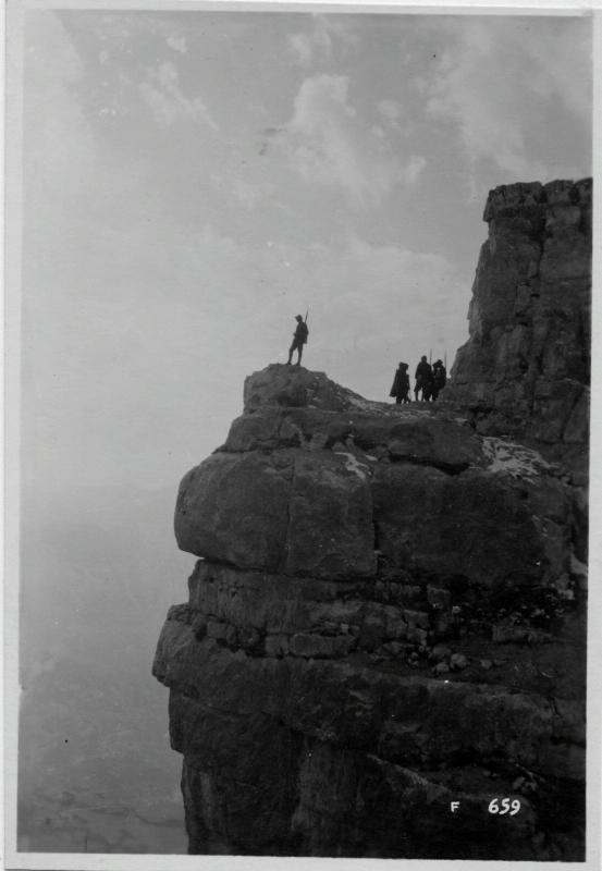 Monte Cengio - costoni - guardie - 1918 (positivo) di Marzocchi, Luigi (primo quarto XX)