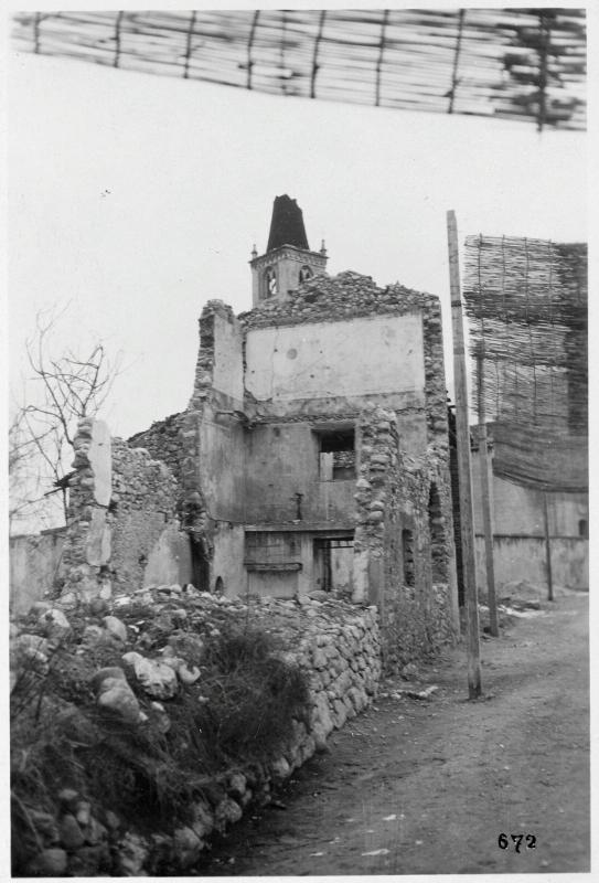 Velo d'Astico - macerie - edifici - campanili - San Giorgio - 1918 (positivo) di Marzocchi, Luigi (primo quarto XX)