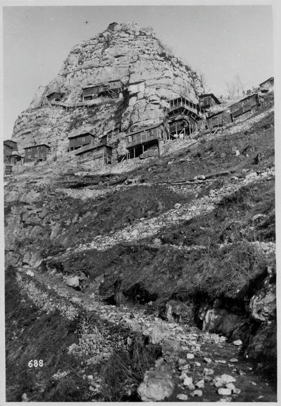 Monte Coviojo - ricoveri - 1918 (positivo) di Marzocchi, Luigi (primo quarto XX)