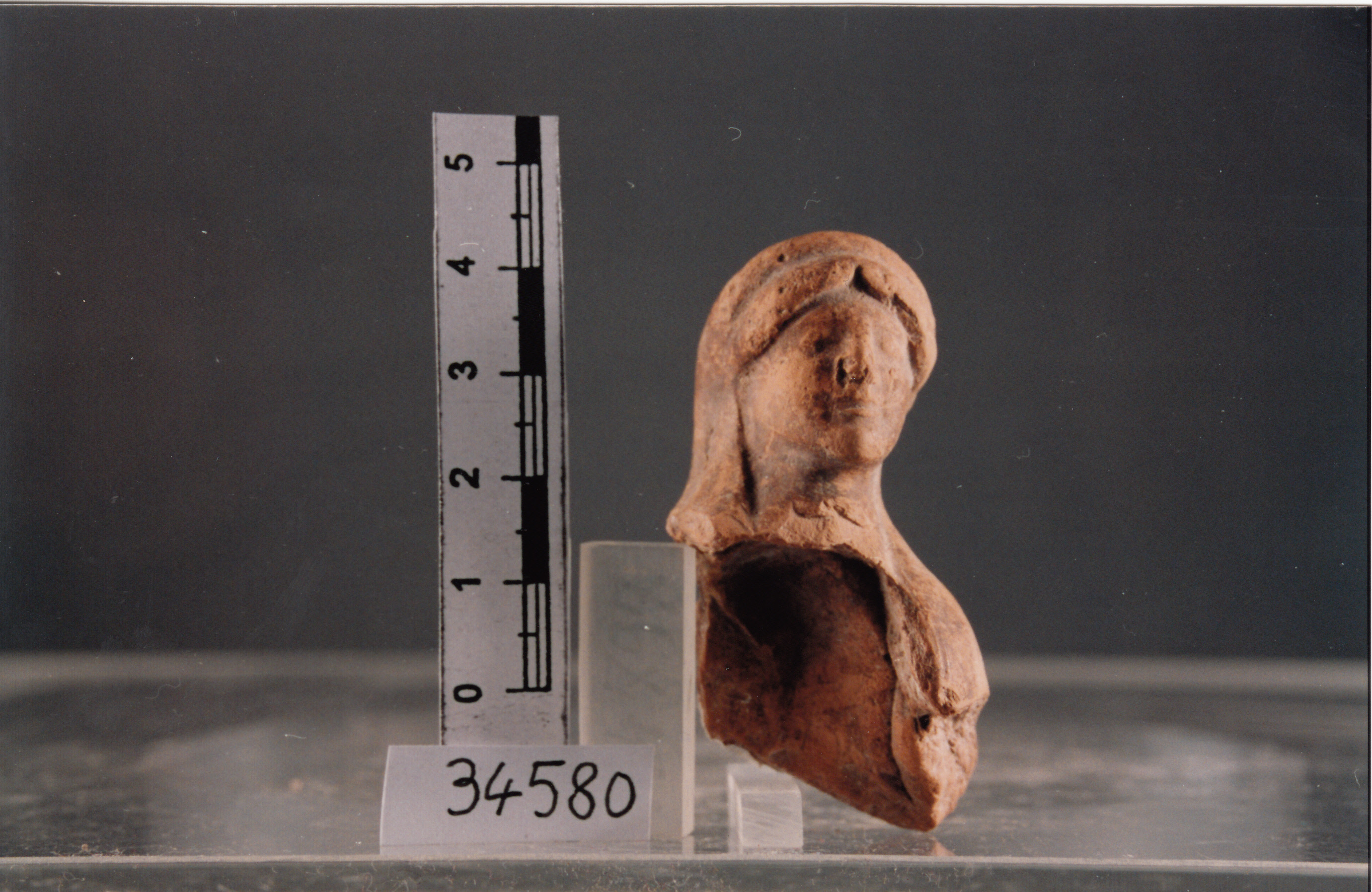 figura femminile in trono (?) (statuetta/ frammento) - civiltà punica (VI/V a.C)