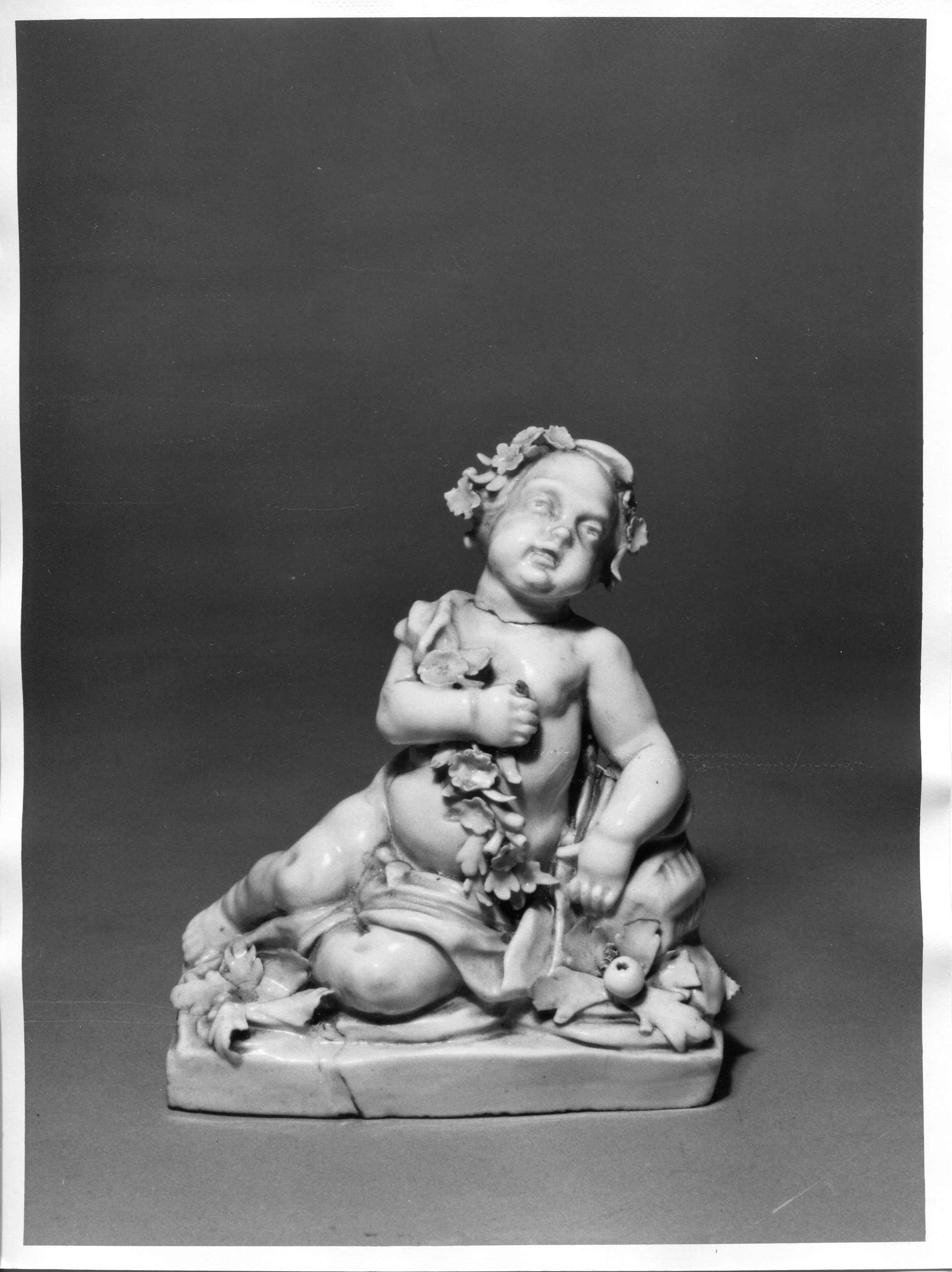 Amorino con ghirlanda di vegetali (statuetta, opera isolata) - manifattura austriaca (prima metà sec. XIX)