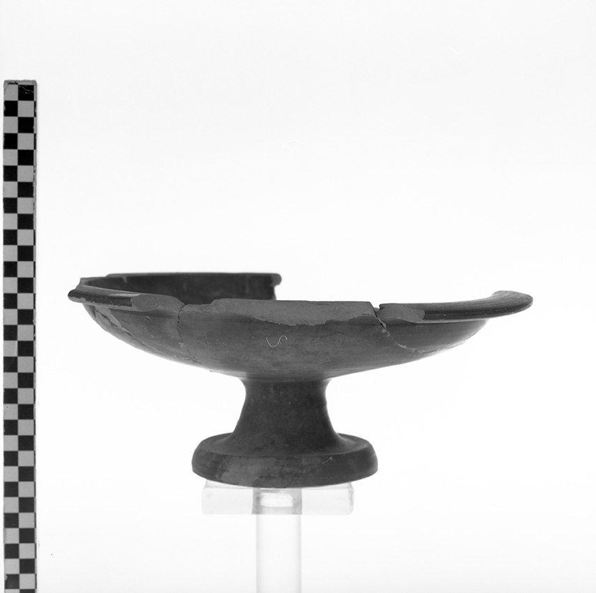 coppa/ su piede (seconda metà IV a.C)