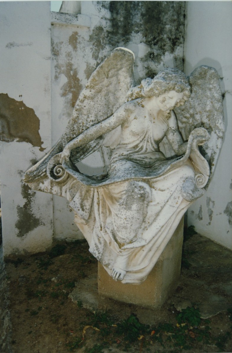 angelo porta drappo (monumento funebre, frammento) di Sartorio Giuseppe (sec. XIX)