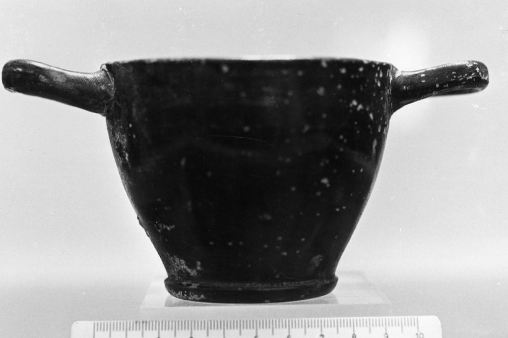 skyphos (secc. IV a.C.-III a.C)