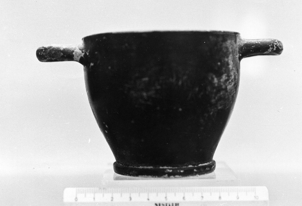 skyphos (secc. IV a.C.-III a.C)