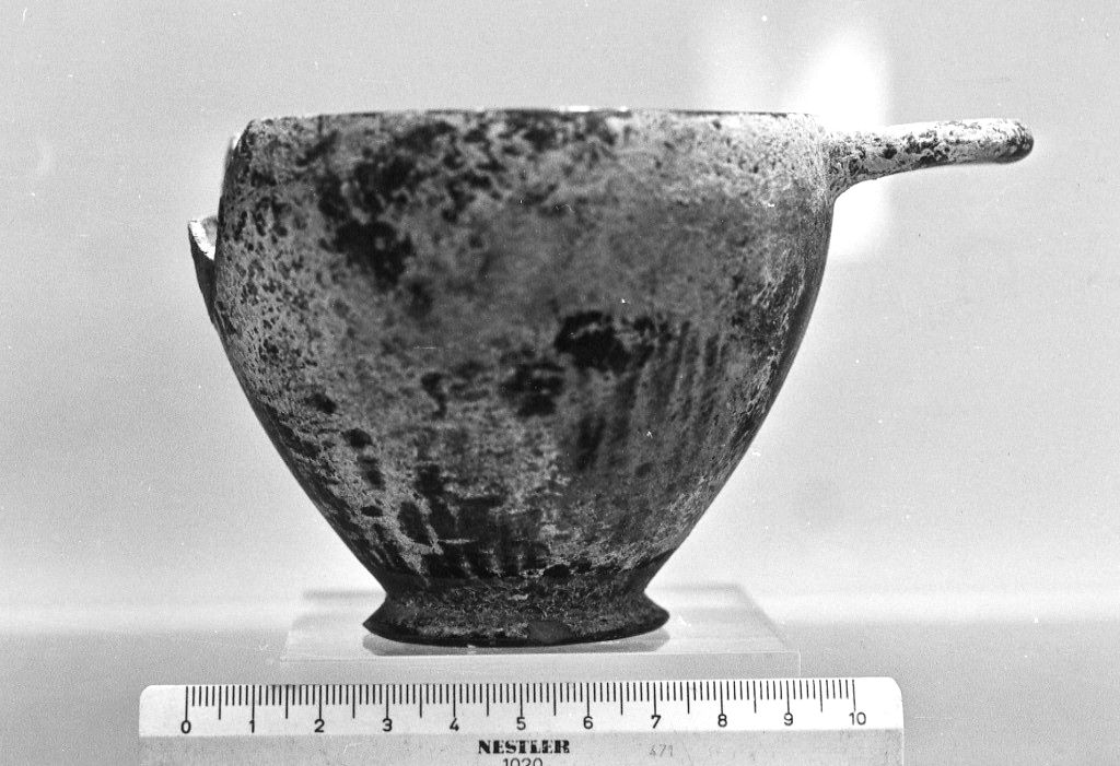 skyphos (secc. IV a.C.-III a.C)