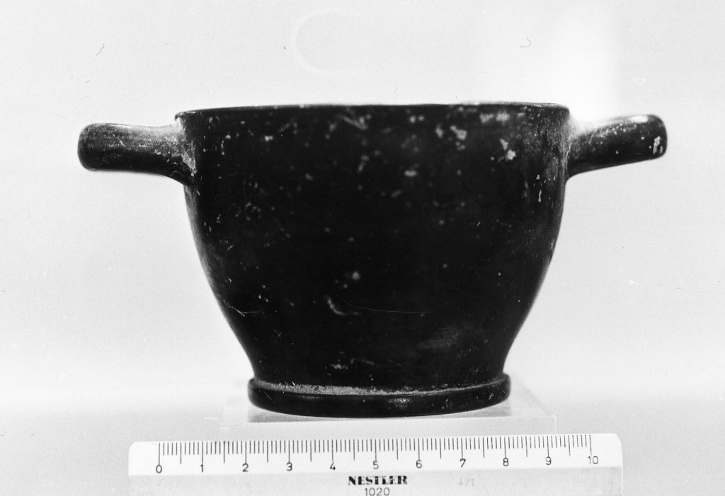 skyphos (secc. IV a.C.-III a.C)
