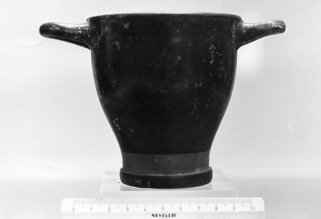 skyphos (secc. IV a.C.-III a.C)