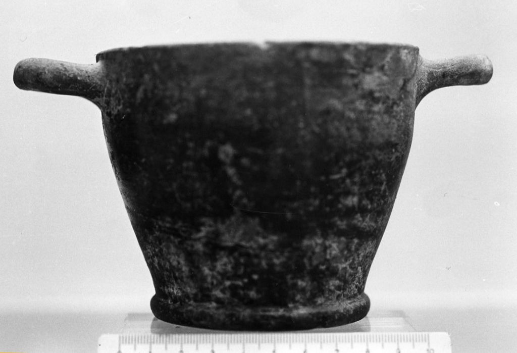 skyphos (secc. IV a.C.-III a.C)