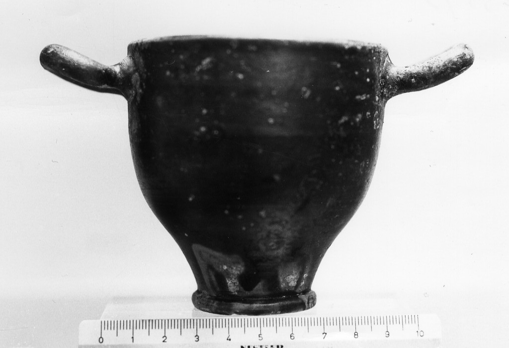 skyphos (secc. IV a.C.-III a.C)