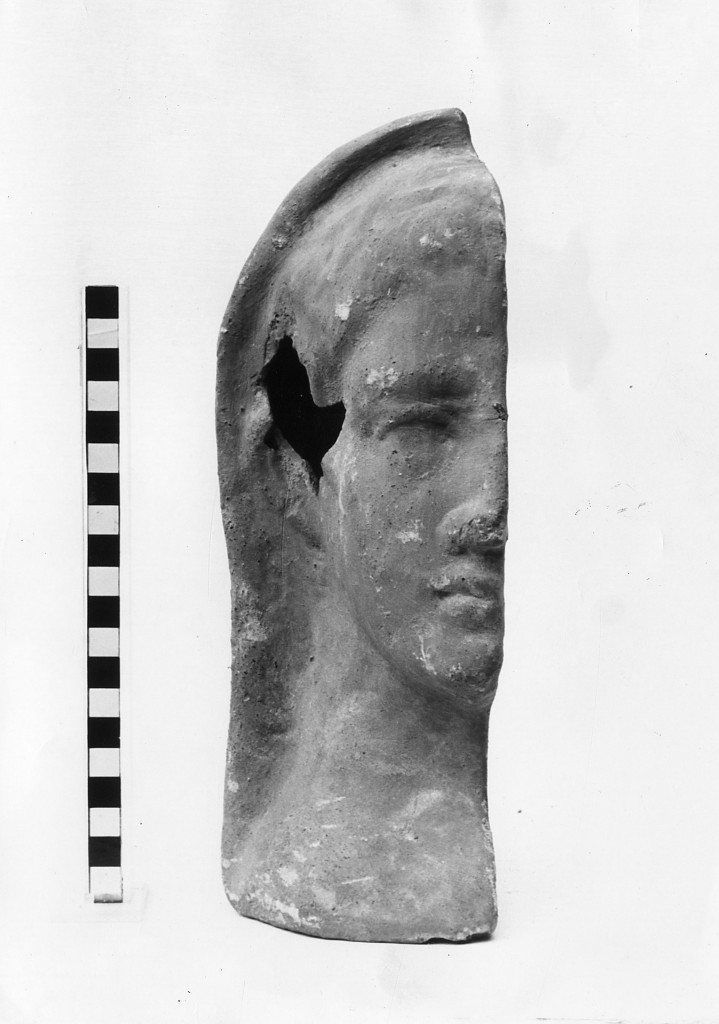 mezza testa maschile votiva (secc. III a.C.-II a.C)
