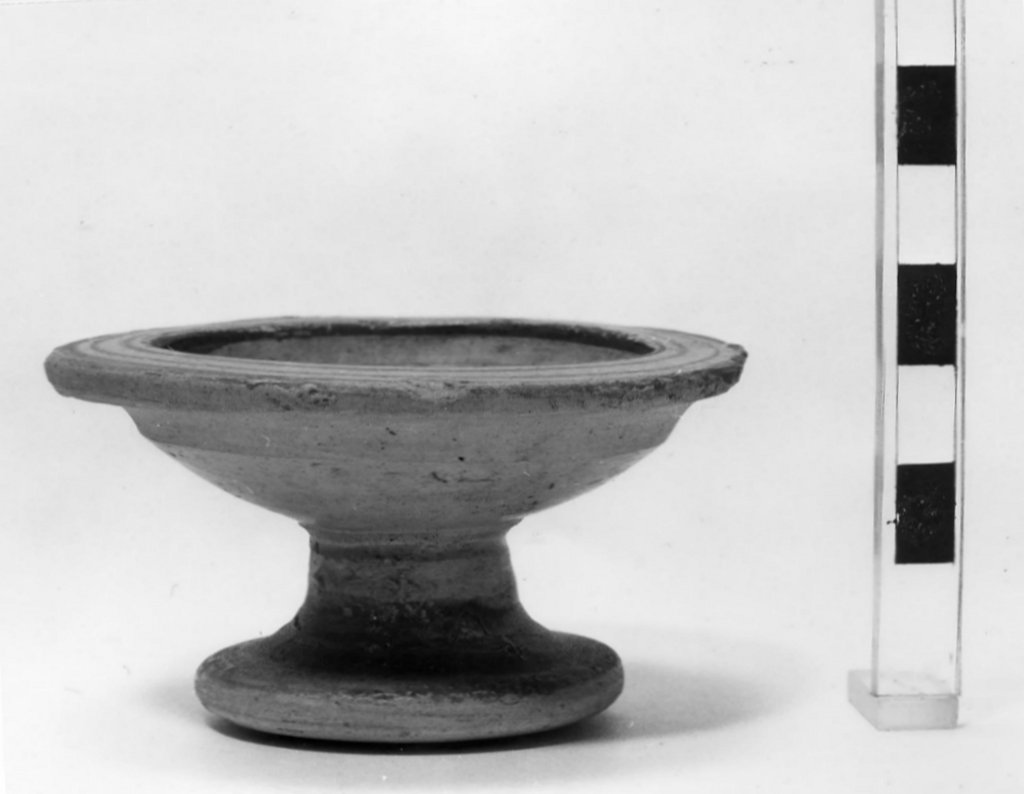 coppetta su piede (prima metà sec. VI a.C)