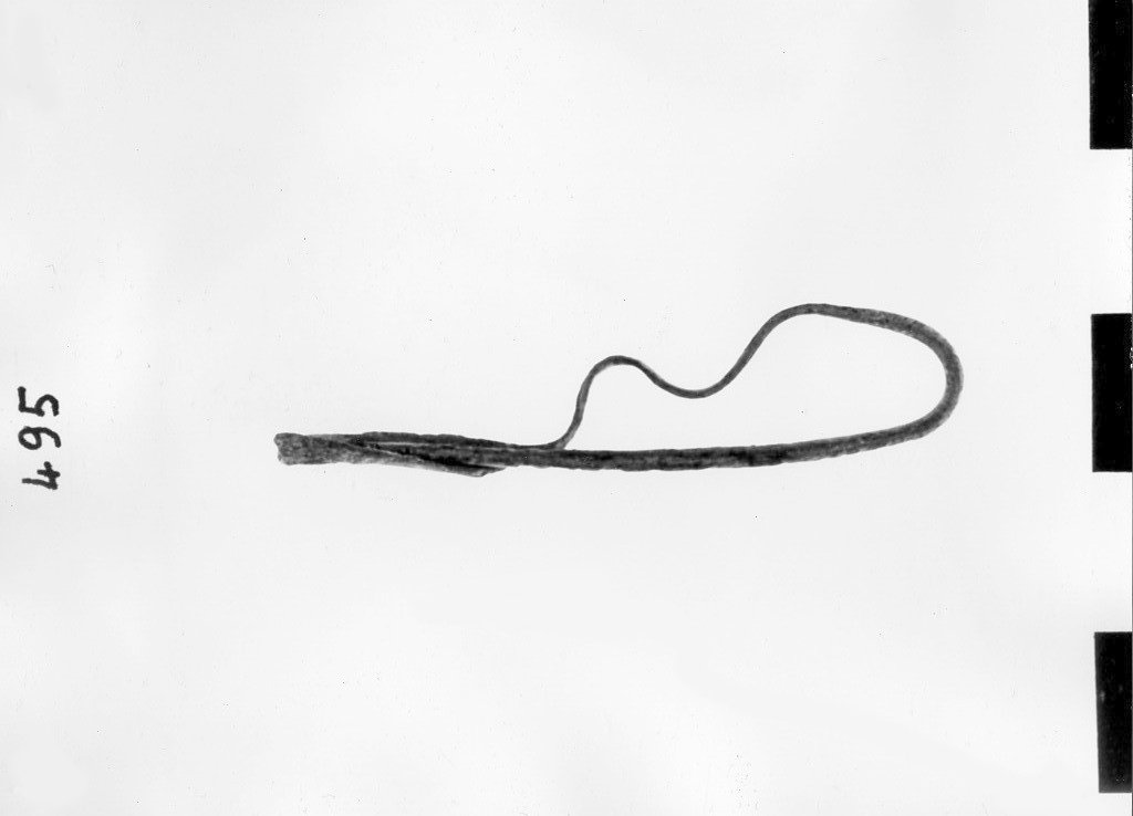 fibula ad arco serpeggiante (prima metà sec. VI a.C)