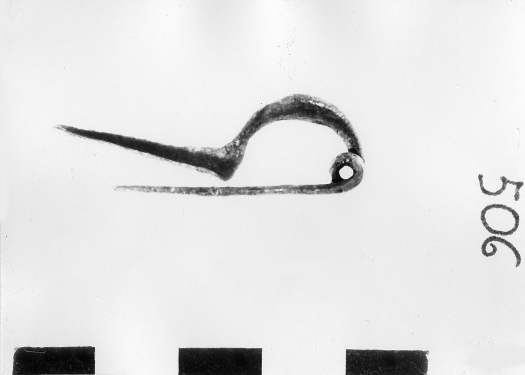 fibula ad arco ingrossato (fine sec. VII a.C)
