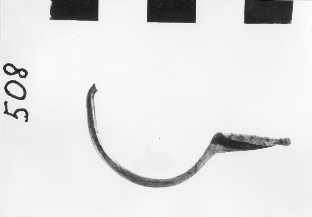 fibula ad arco (inizio sec. VI a.C)