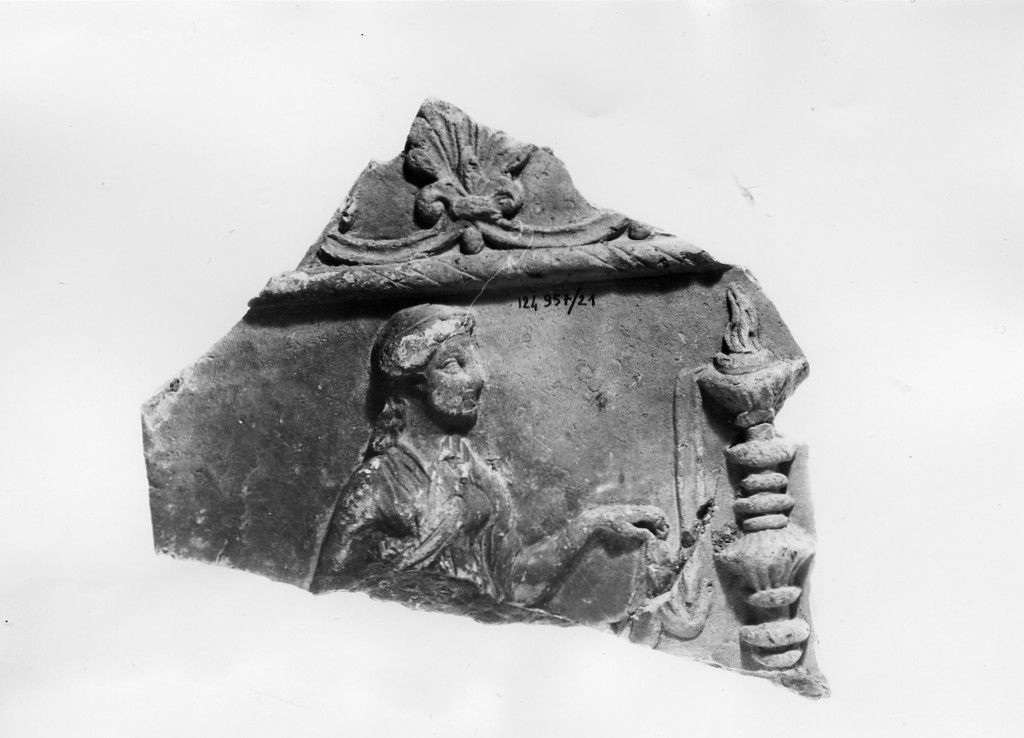 lastra di coronamento (prima metà sec. I d.C)