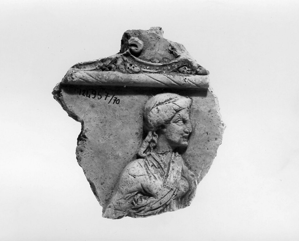 lastra di coronamento (prima metà sec. I d.C)