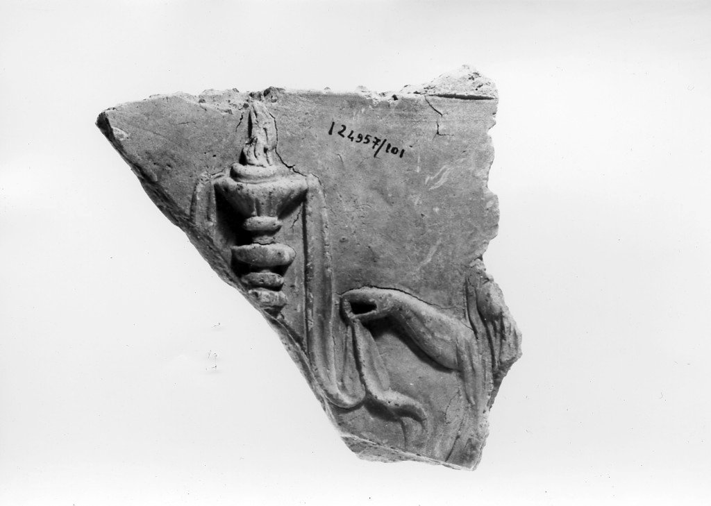 lastra di coronamento (prima metà sec. I d.C)