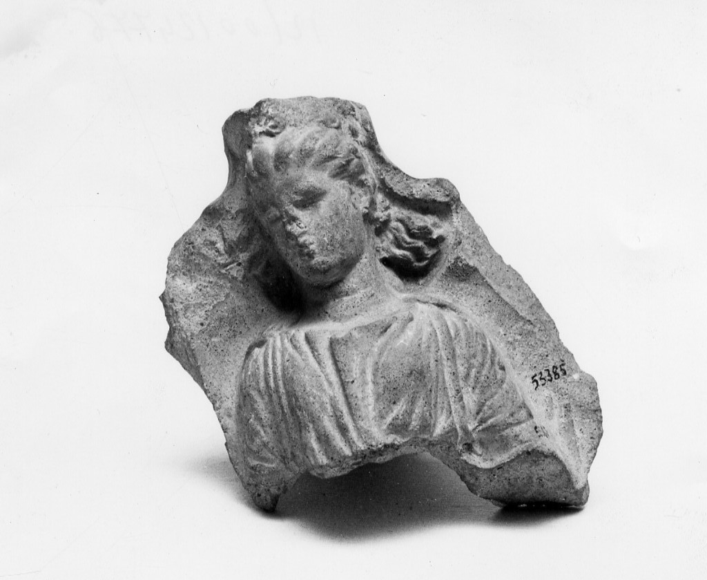 figura femminile alata (antefissa/ frammento) (secc. III-I a.C)