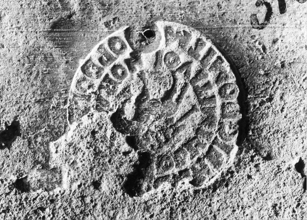 tegola/ frammento/ con bollo - figlinae Domitianae Minores (sec. III d.C)