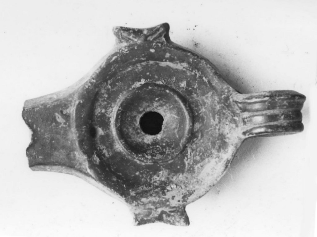 lucerna a prese laterali (inizio sec. I d.C)