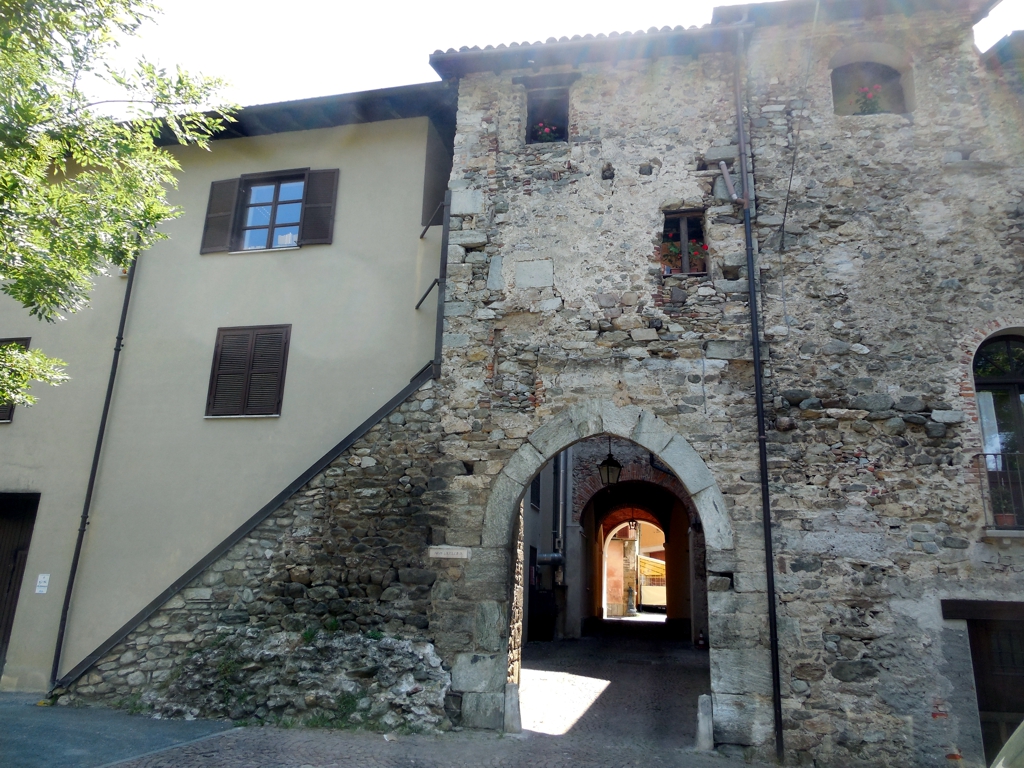 Porta e ballatoio dei Viassolo (fornice con loggia e attico) - Garessio (CN)  (XII)