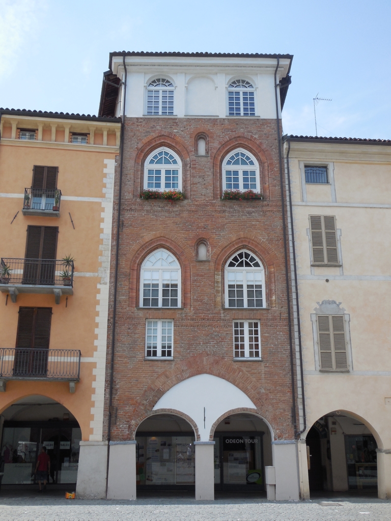 Casa in Piazza Santarosa, 20a (casa) - SAVIGLIANO (CN)  (XIX, seconda metà)