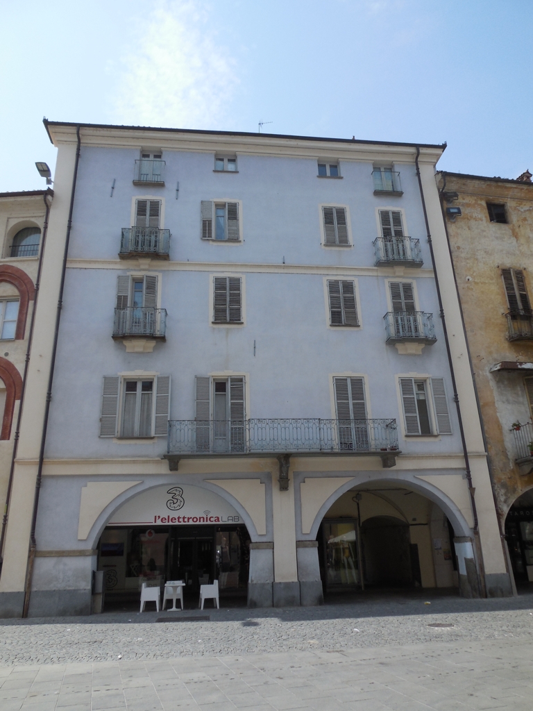 Casa in Piazza Santarosa, 26, 27, 28 (casa) - SAVIGLIANO (CN)  (XIX, seconda metà)