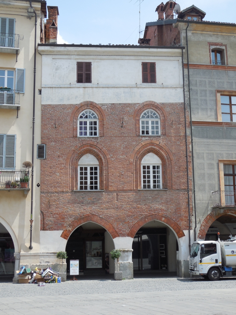 Casa in Piazza Santarosa, 53, 54 (casa) - SAVIGLIANO (CN)  (XIX, seconda metà)