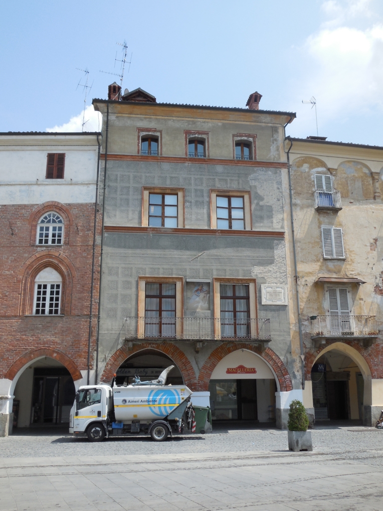 Casa in Piazza Santarosa, 55, 56, 57 (casa) - SAVIGLIANO (CN)  (XIX, seconda metà)