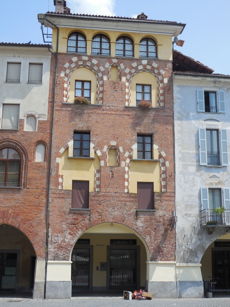 Casa in Piazza Santarosa, 64 (casa) - SAVIGLIANO (CN)  (XIX, seconda metà)