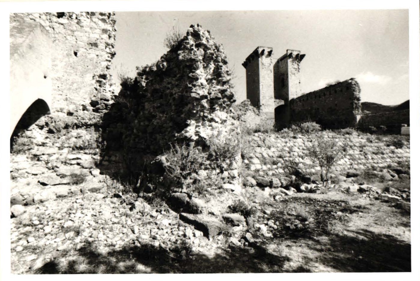 Castello di Serravalle (castello, con torri angolari, medievale, feudale, residenziale) - Bosa (NU)  (XII)