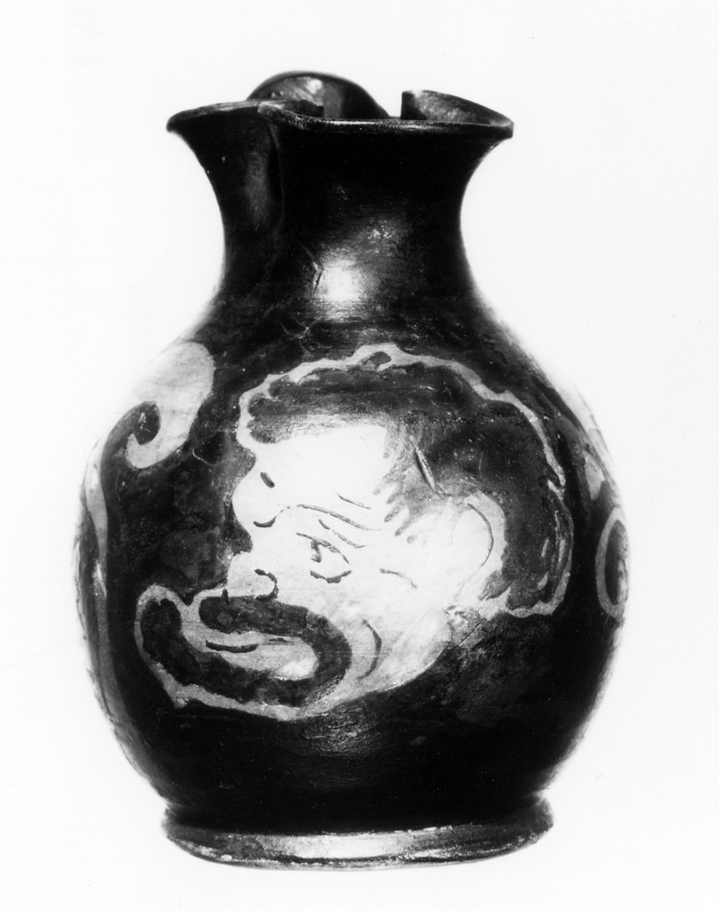 oinochoe a bocca trilobata - produzione apula (terzo quarto sec. IV a.C)