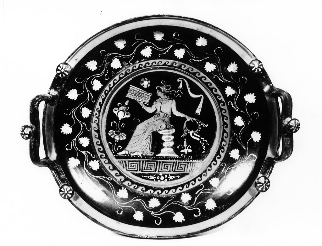 patera - produzione apula (terzo quarto sec. IV a.C)