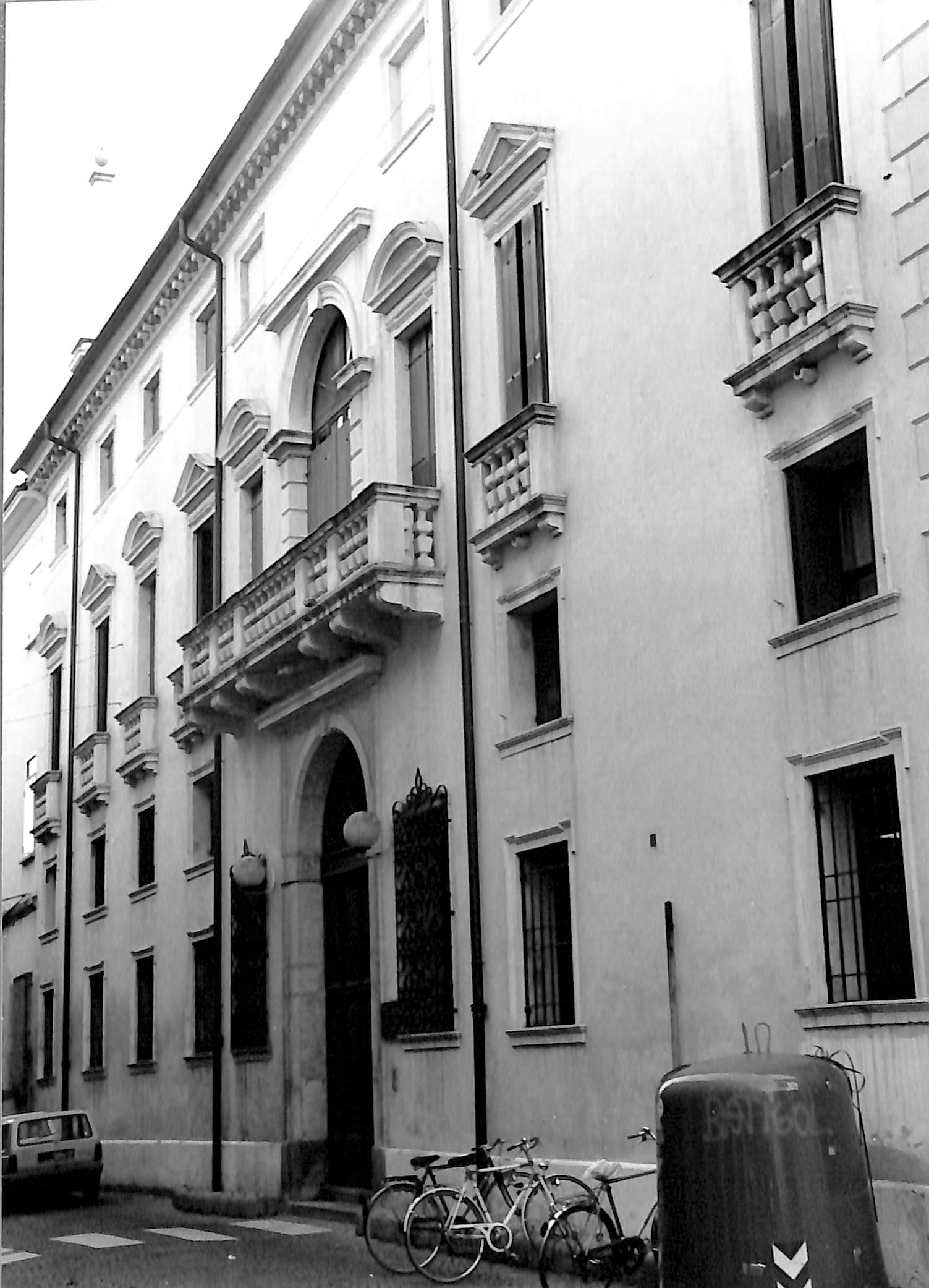 Palazzo Venezze (palazzo, nobiliare) - Rovigo (RO)  (XVIII)
